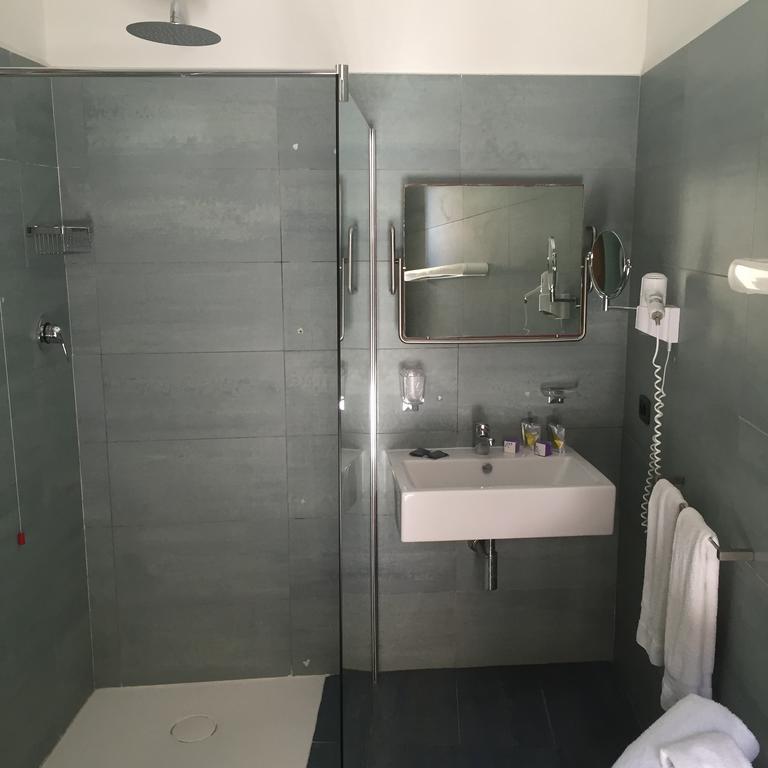 Hotel Il Portico Фавиняна Екстериор снимка