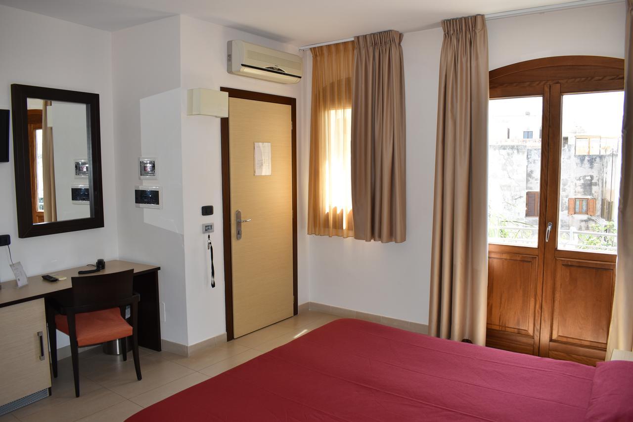 Hotel Il Portico Фавиняна Екстериор снимка