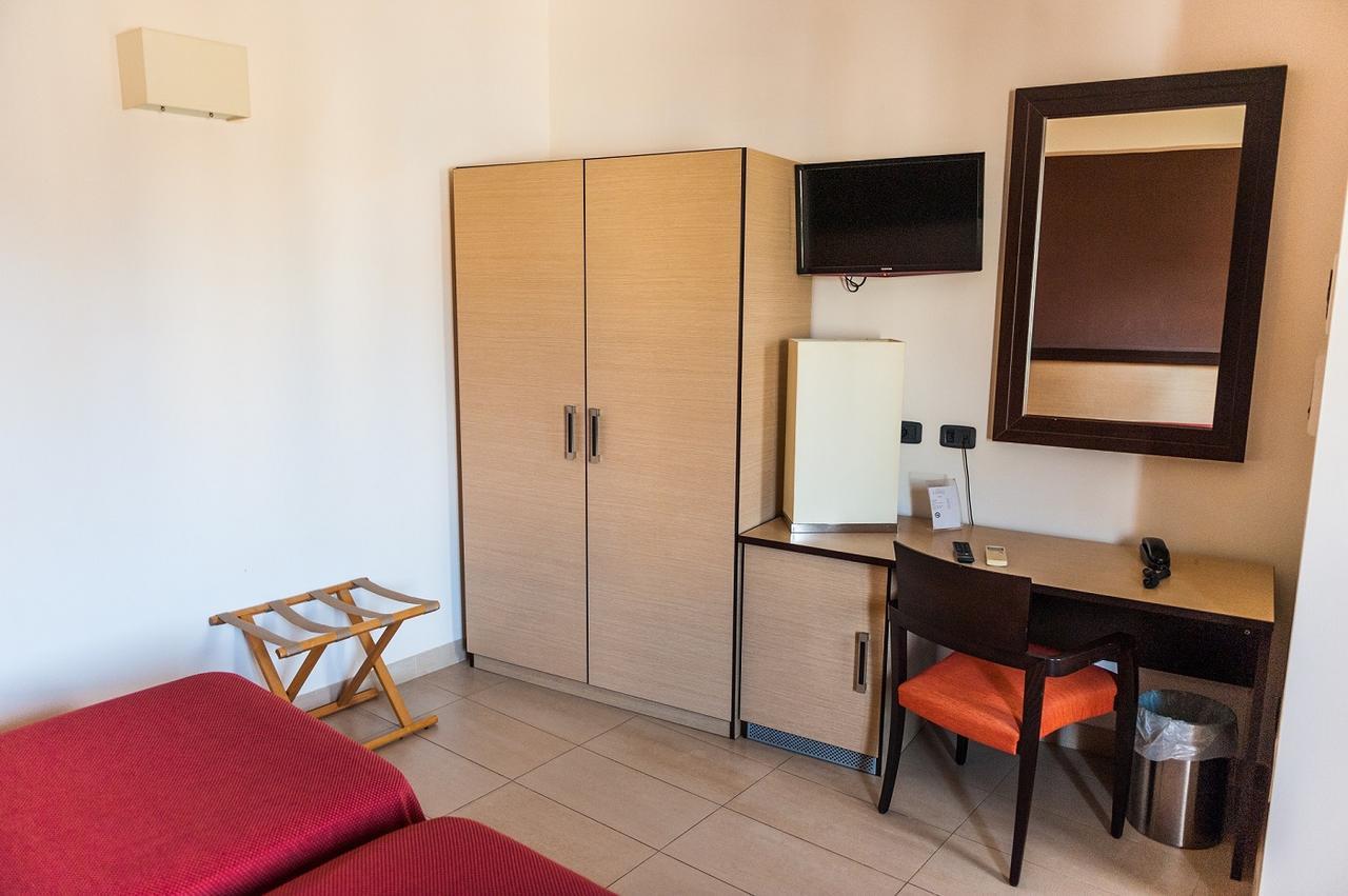 Hotel Il Portico Фавиняна Екстериор снимка