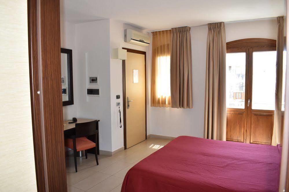 Hotel Il Portico Фавиняна Екстериор снимка